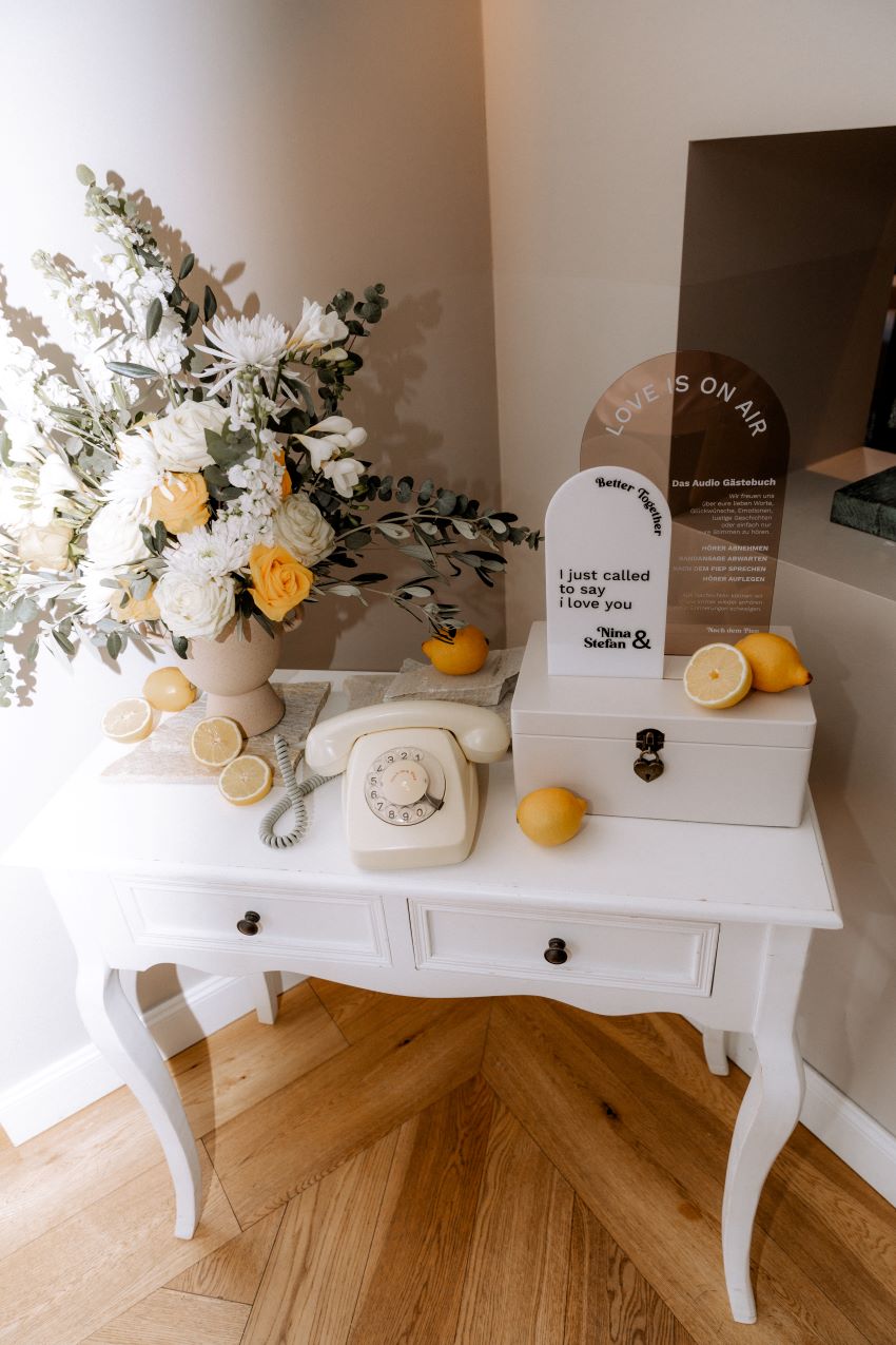 Hochzeitstisch mit Zitronen und Blumen.