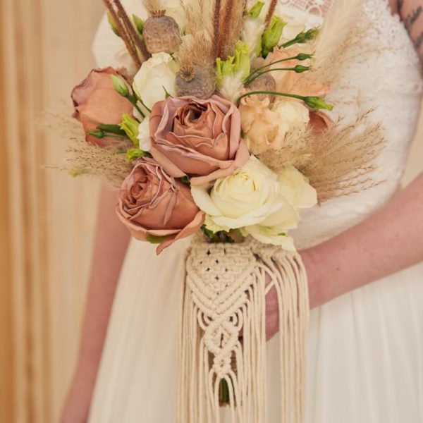 Brautstrauß mit frischen und Tockenblumen, umwickelt mit Makramee.