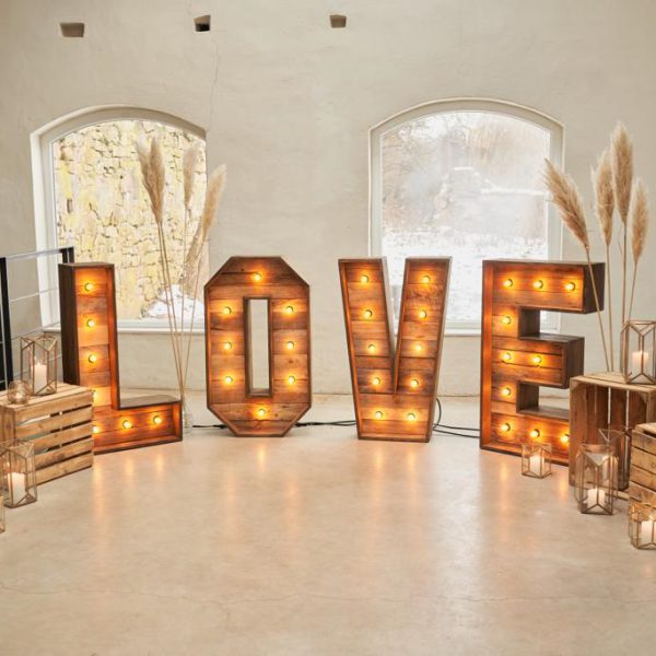 Love-Buchstaben dekoriert mit Holzkisten und Laternen in der Mastertmühle Kall.