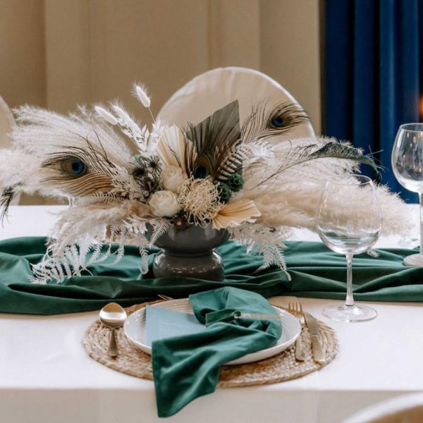 Tischdekoration zur Hochzeit mit grünem Tischläufer und Servietten aus Samt.