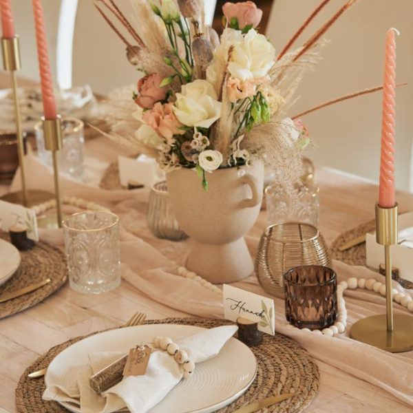 Tischdekoration zur Hochzeit in Beige und Gold mit Blumengesteck.